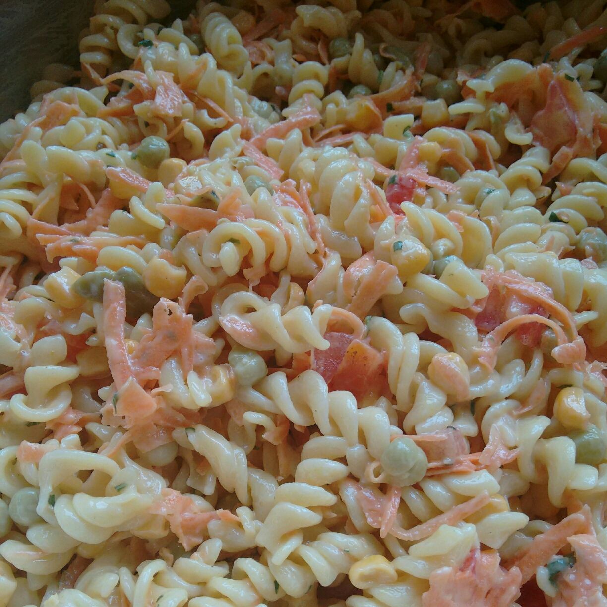 Salada de macarrão com peito de frango e molho de creme de leite