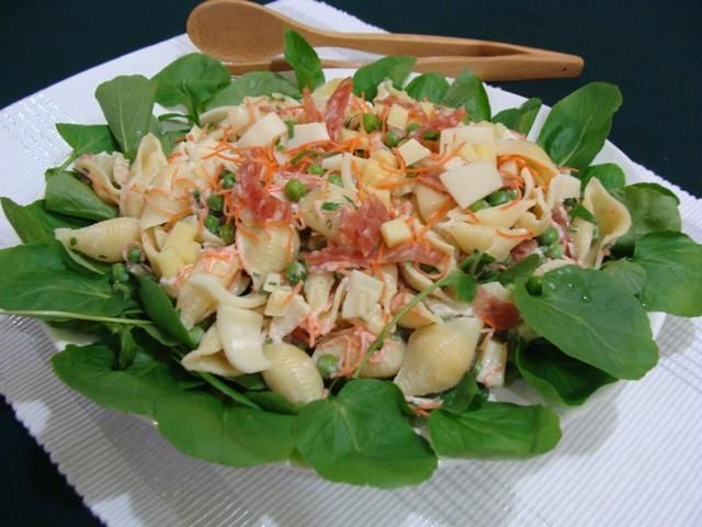 Salada de macarrão com rúcula ao vinagrete de laranja da Abima