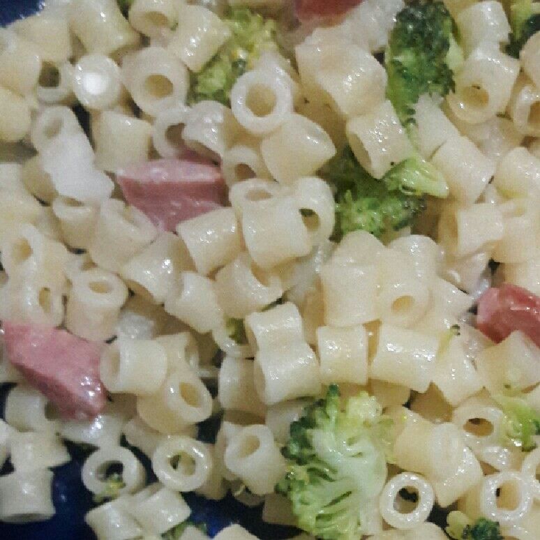 Salada de macarrão de sêmola com ovos