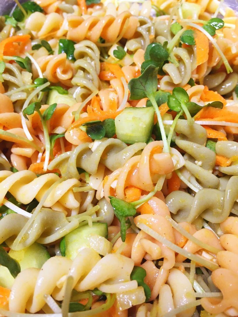 Salada de macarrão fusilli