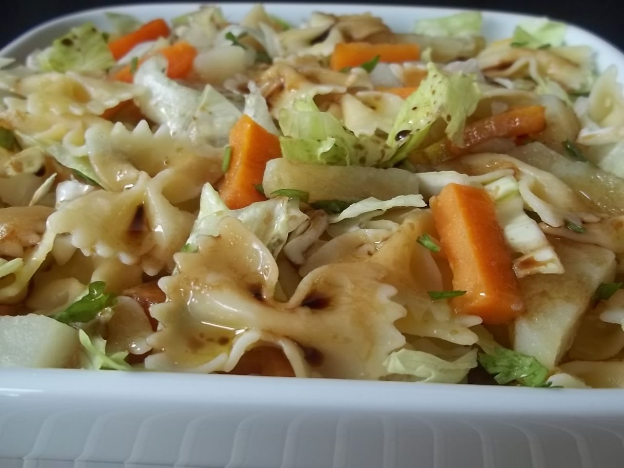 Salada de macarrão,legumes e verduras