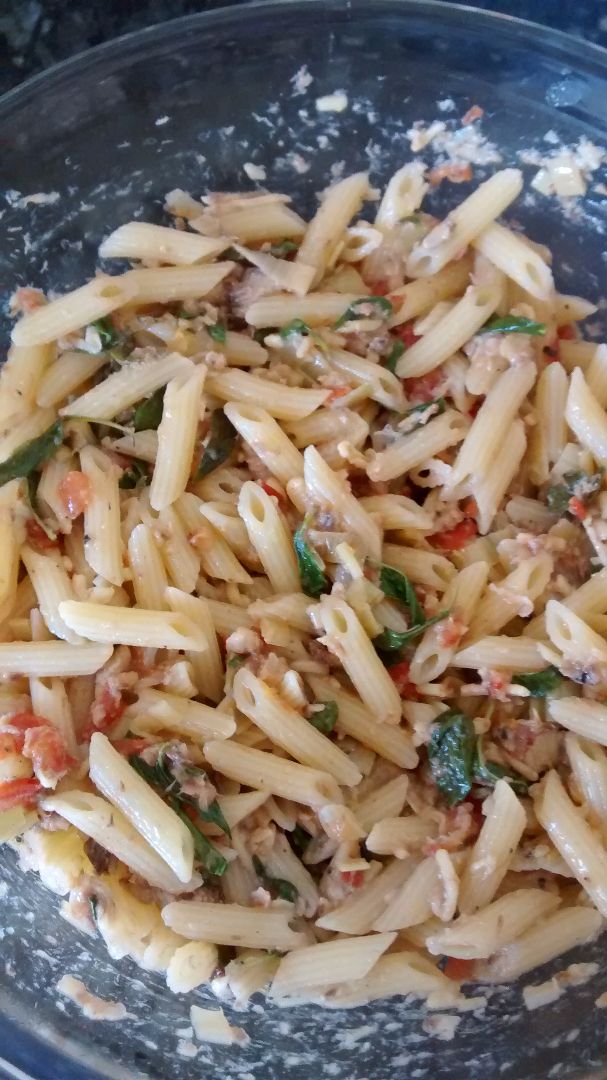 Salada de mini penne com sardinha e manjericão