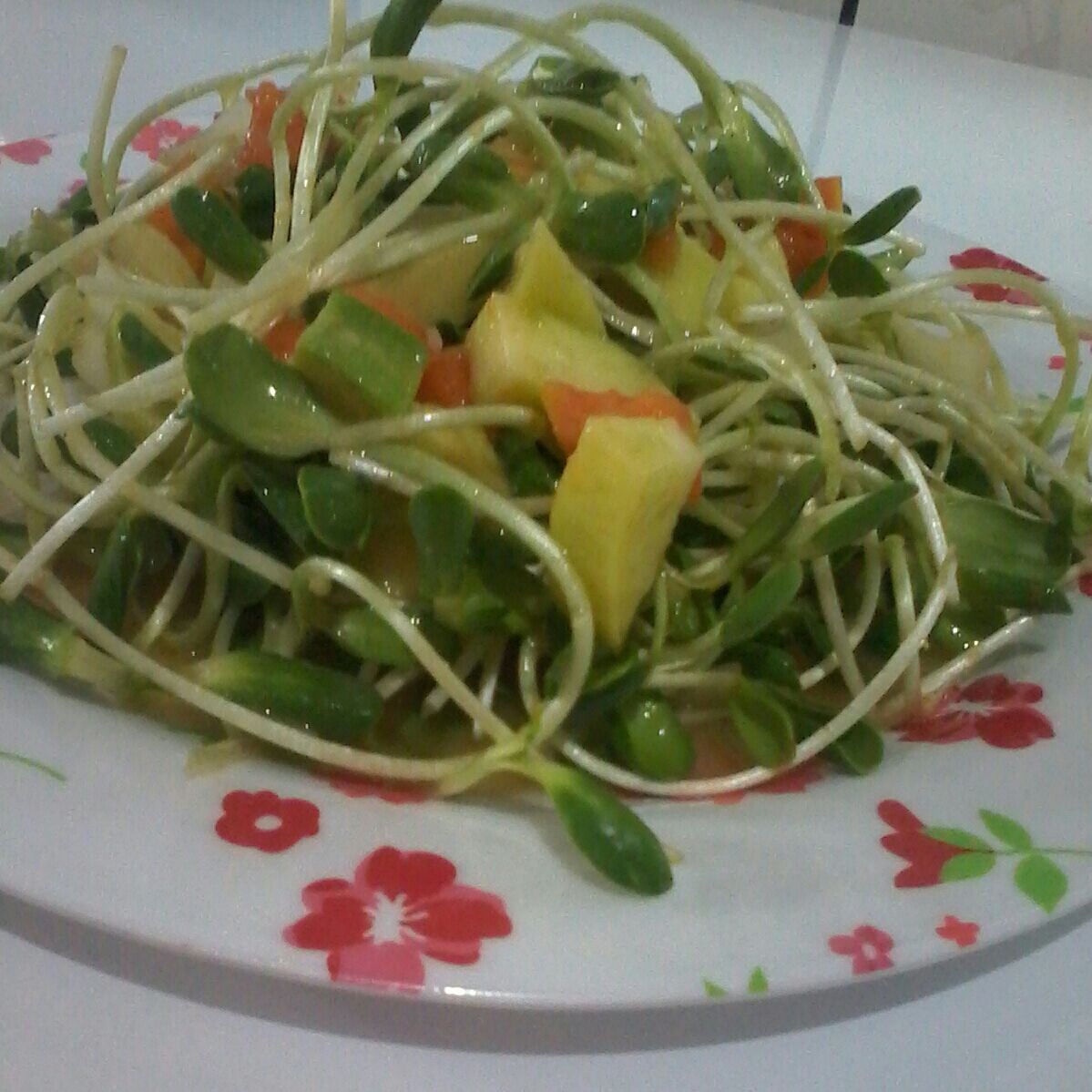 Salada de papaia e brotos de girassol