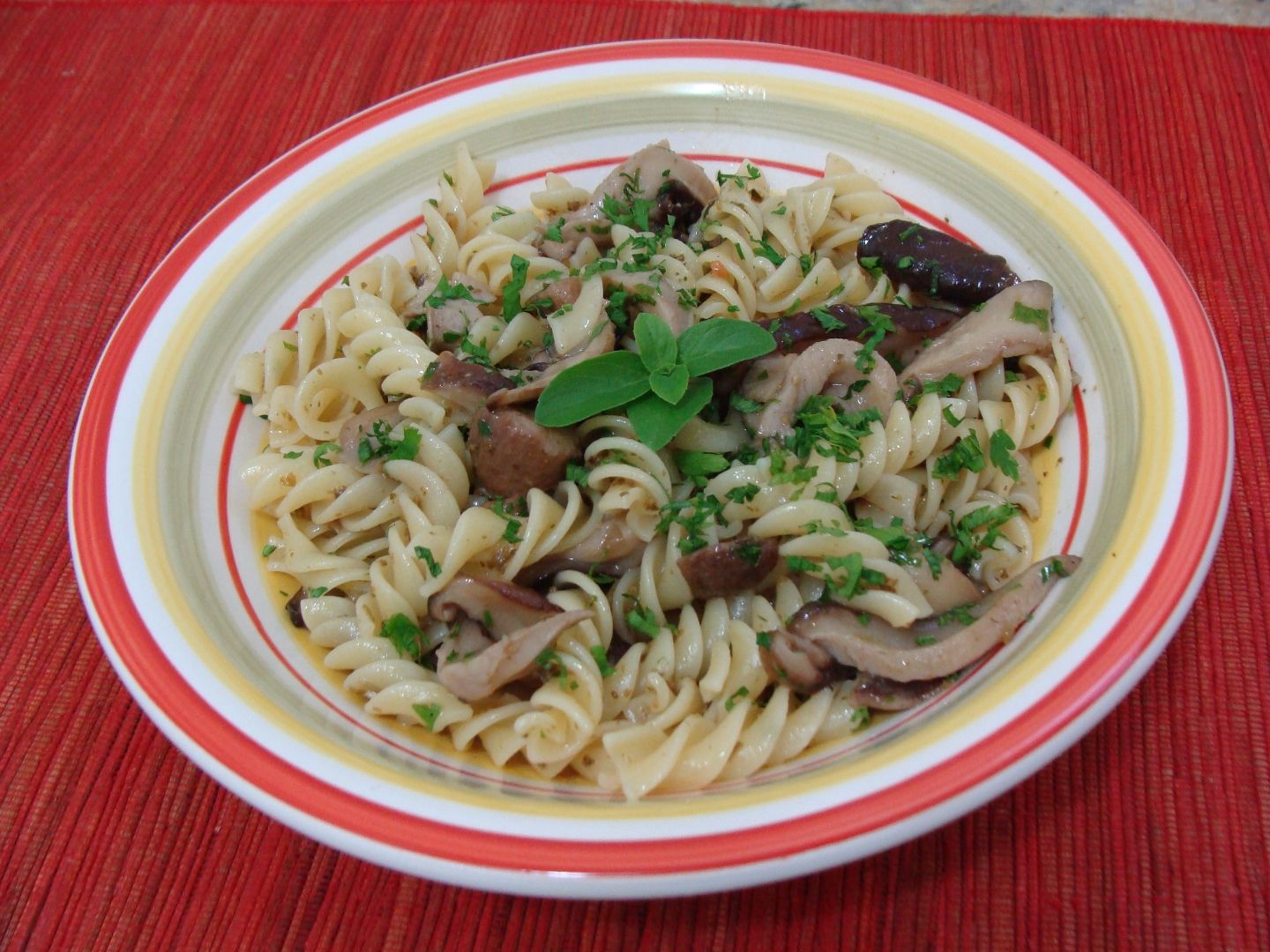 Salada de parafuso com cogumelos