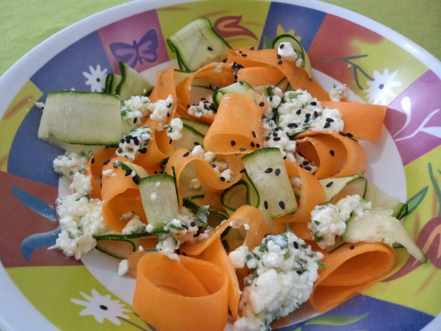 Salada de pepino e cenoura com molho de queijo cottage e gergelim preto