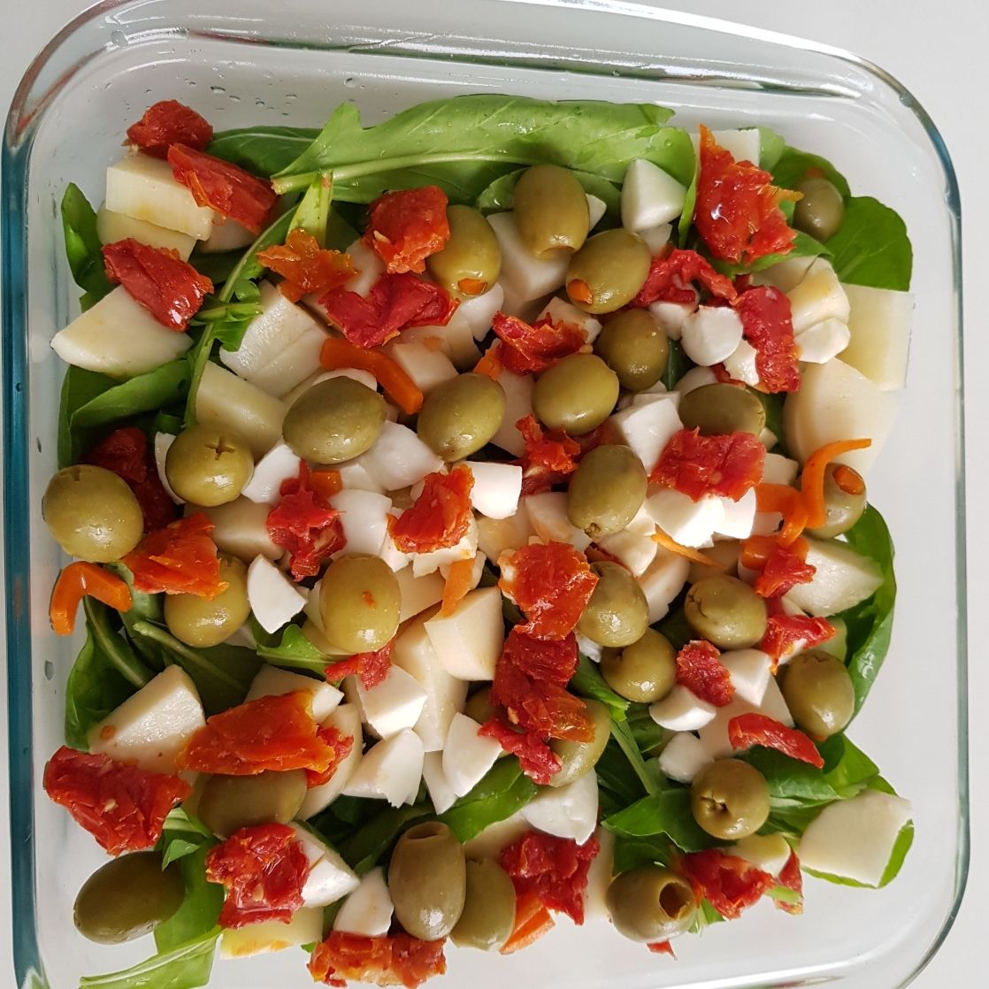 Salada de rúcula com palmito e azeitonas