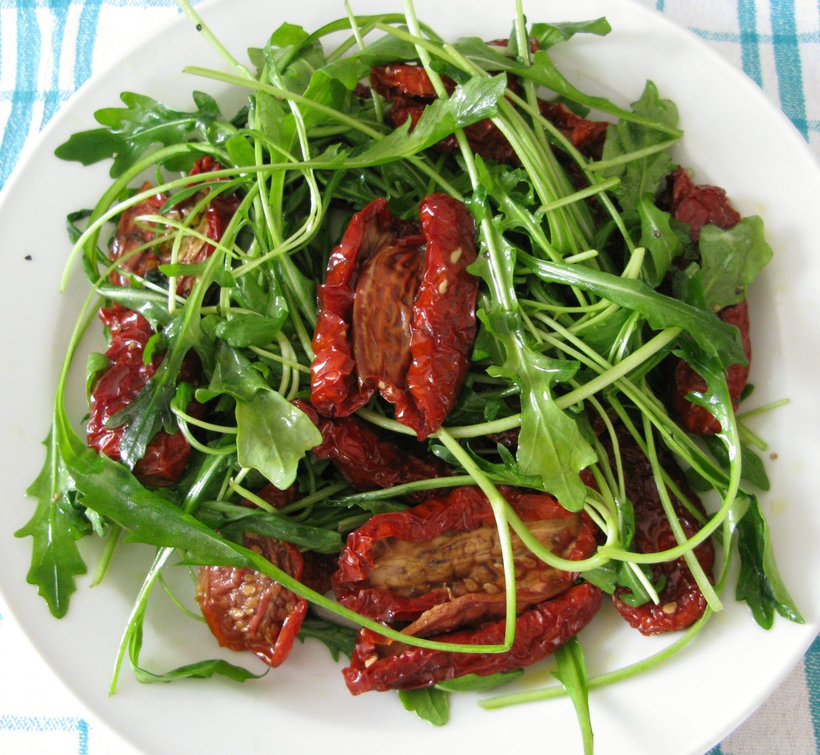 Salada de rúcula com tomate seco