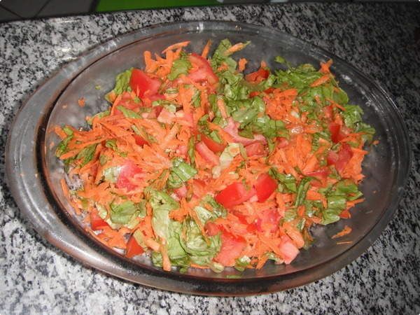 Salada de tomate, alface e cenoura crua