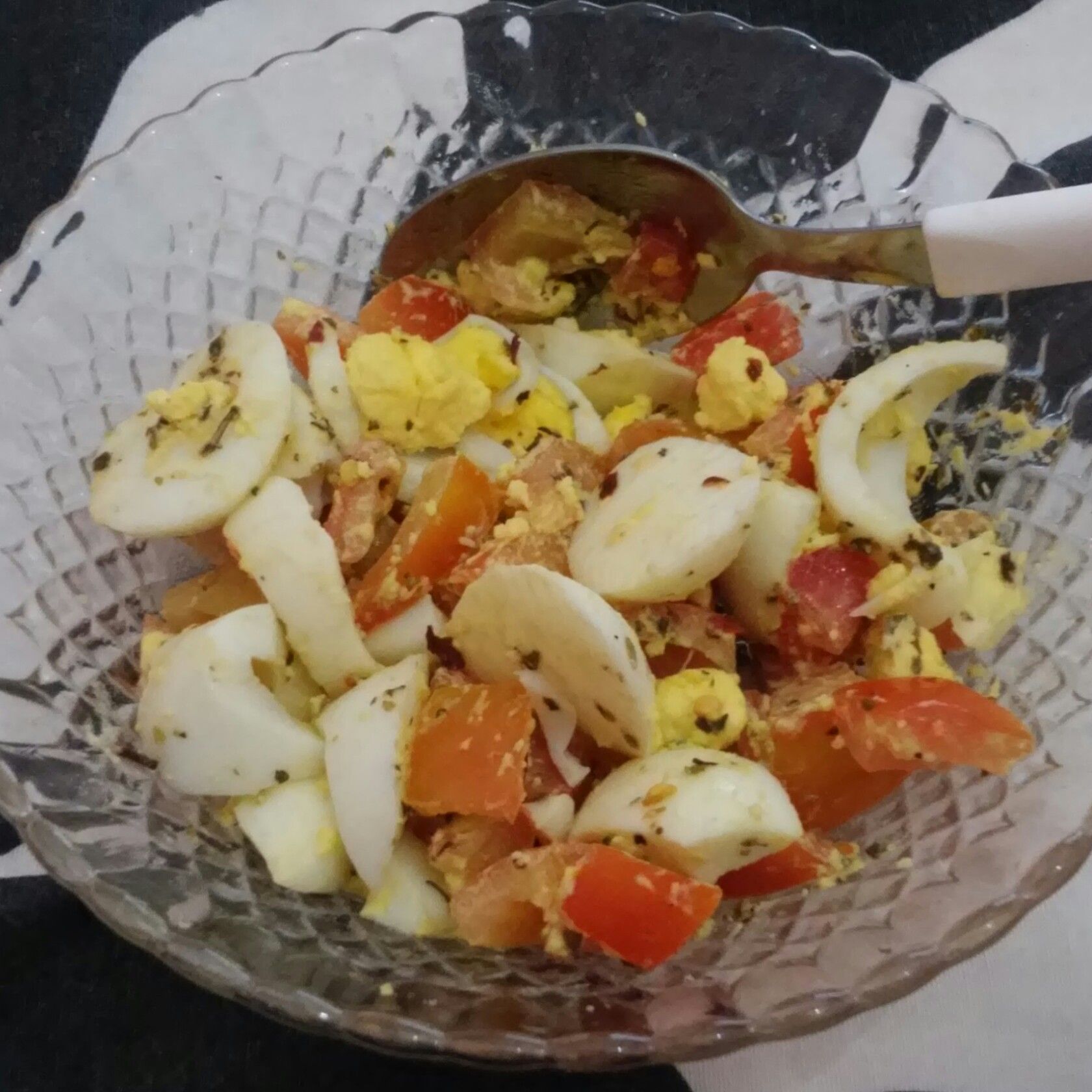 Salada de tomate com ovo cozido