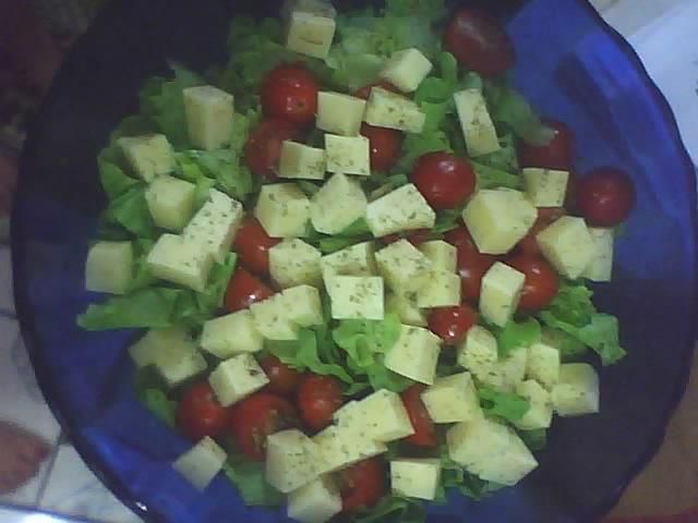 Salada de tomatinho cereja com queijo