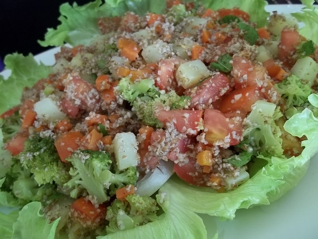 Salada de triguilho (trigo para quibe) e legumes