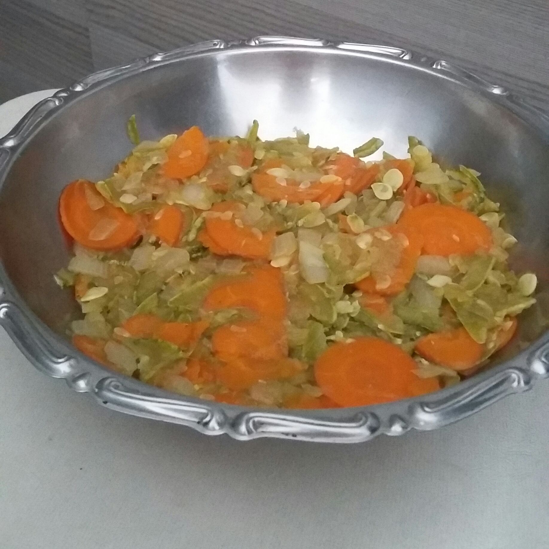 Salada de verão com abobrinha, cenoura e ricota