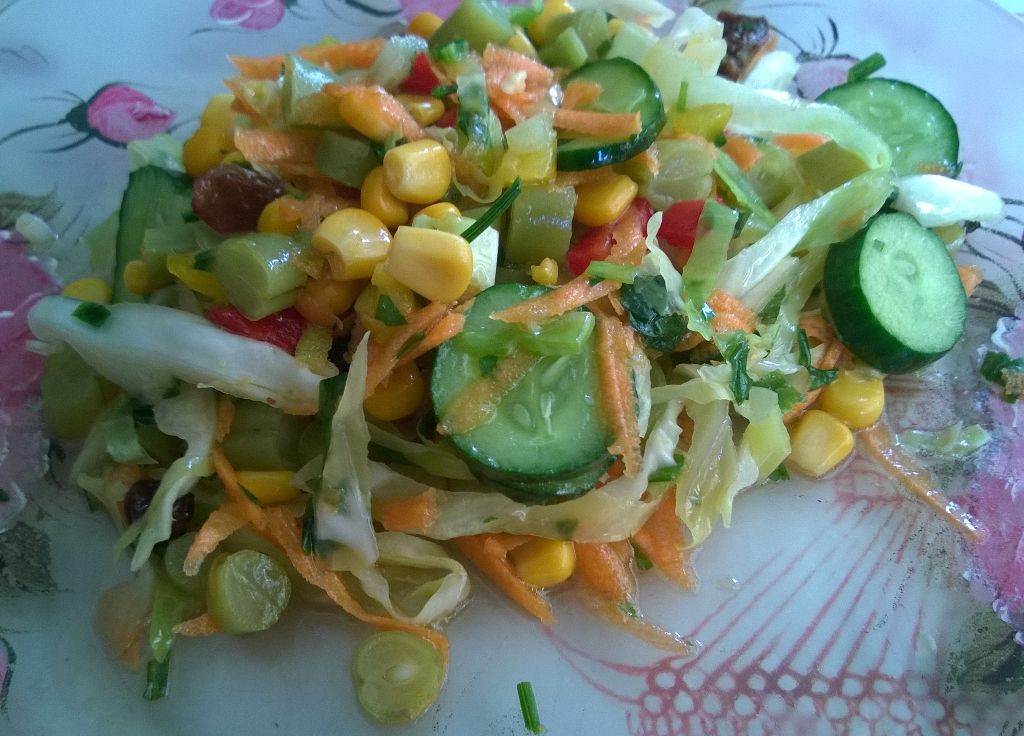 Salada deliciosa temperada com mel, suco de limão e azeite