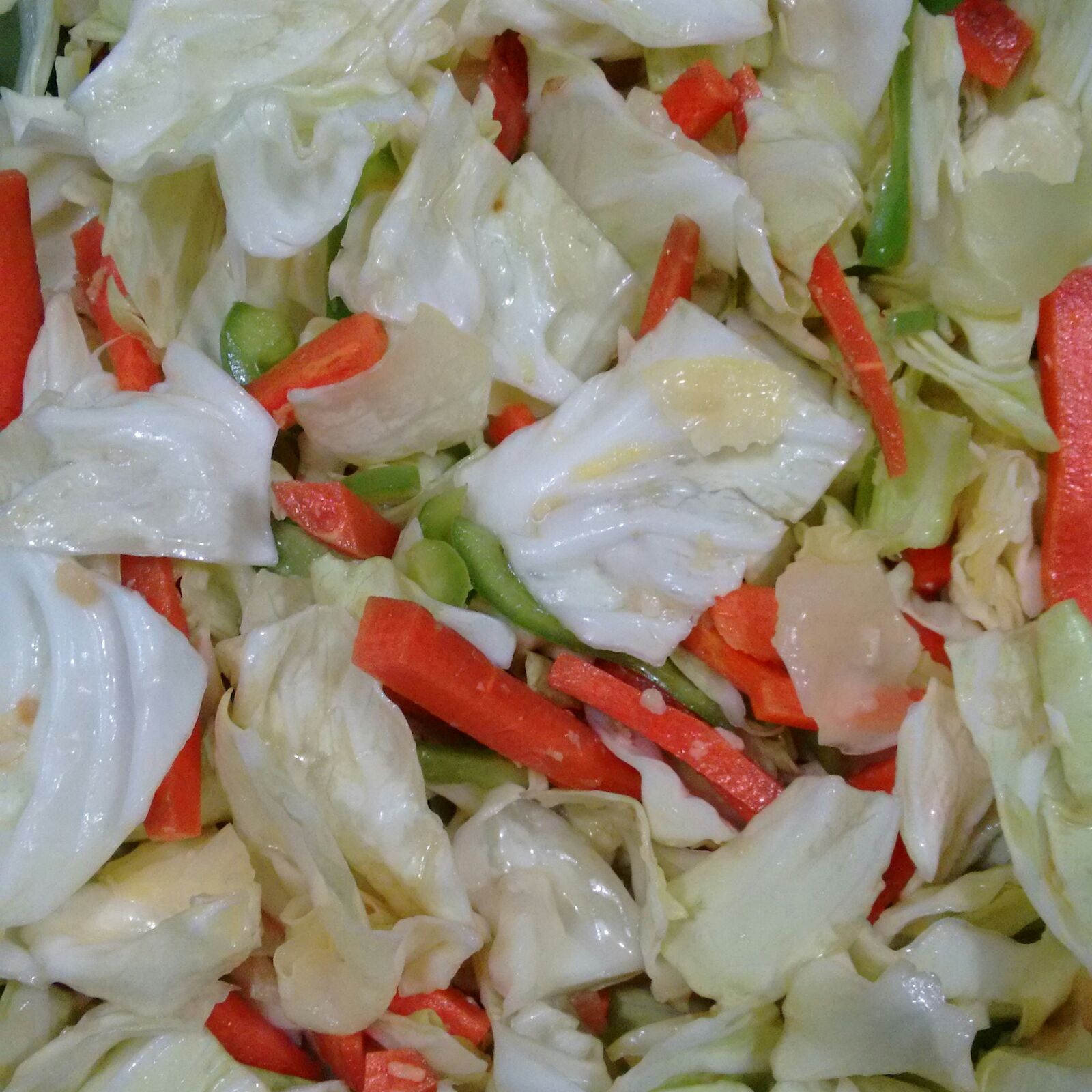 Salada japonesa de repolho, cenoura e pimentão