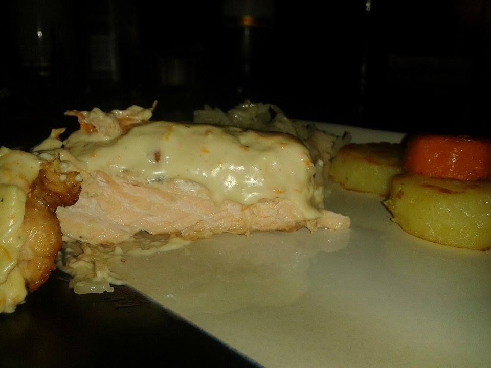 Salmão ao molho branco com cenoura