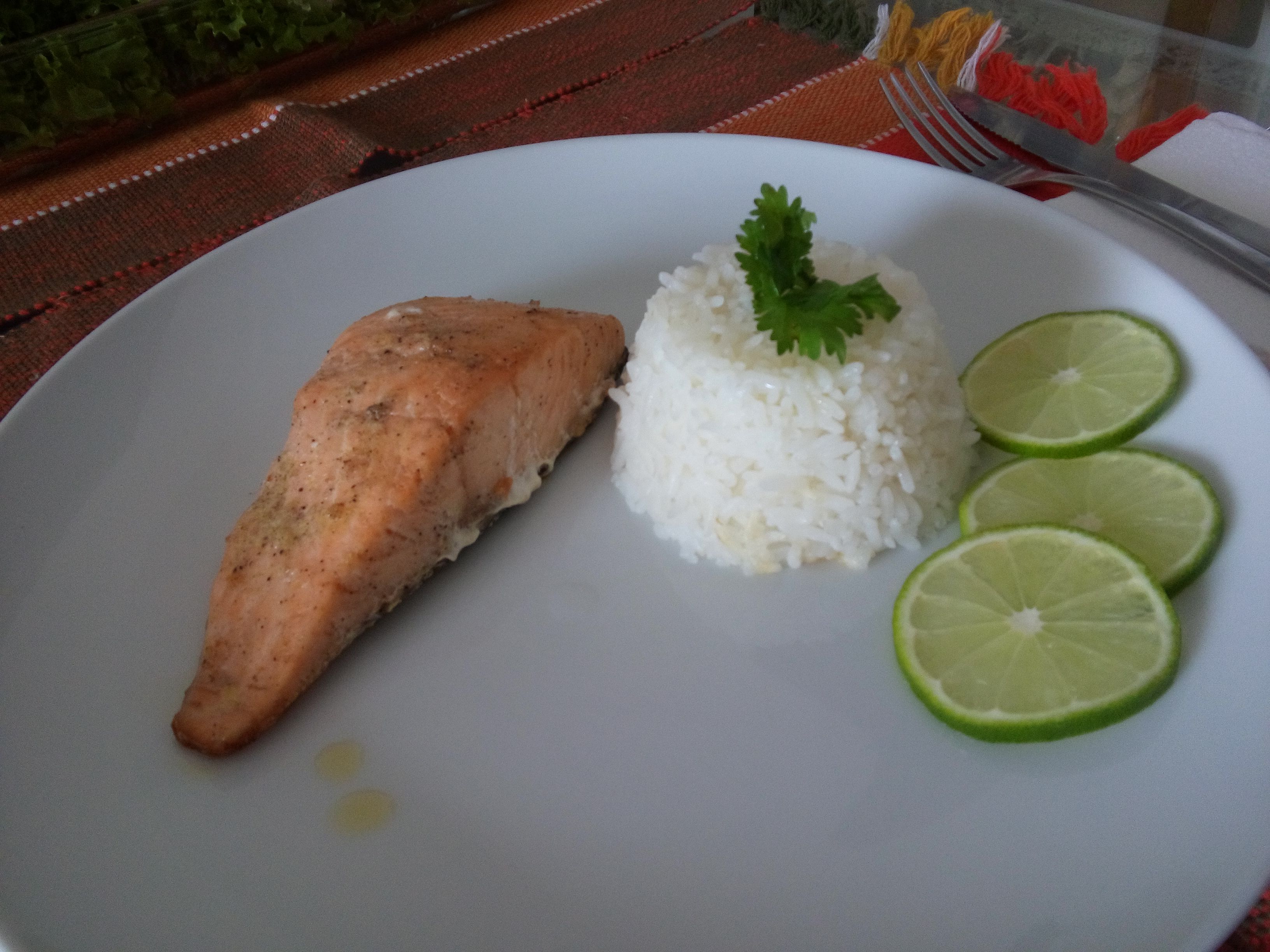 Salmão assado com molho de queijo