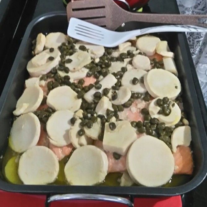 Salmão com alcaparras e palmito