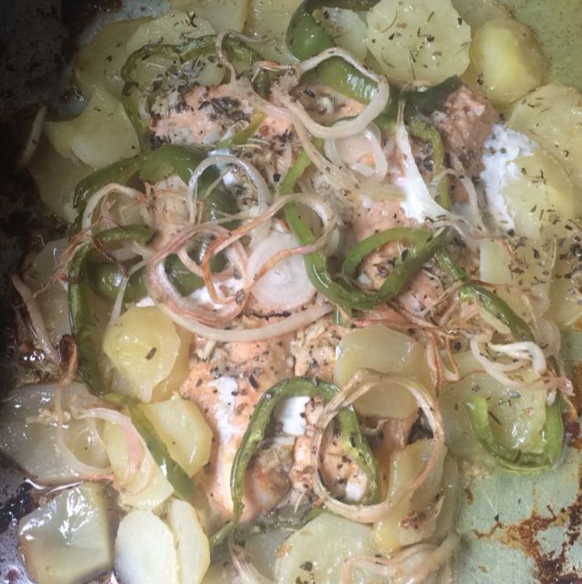 Salmão com batatas, cebola e pimentão