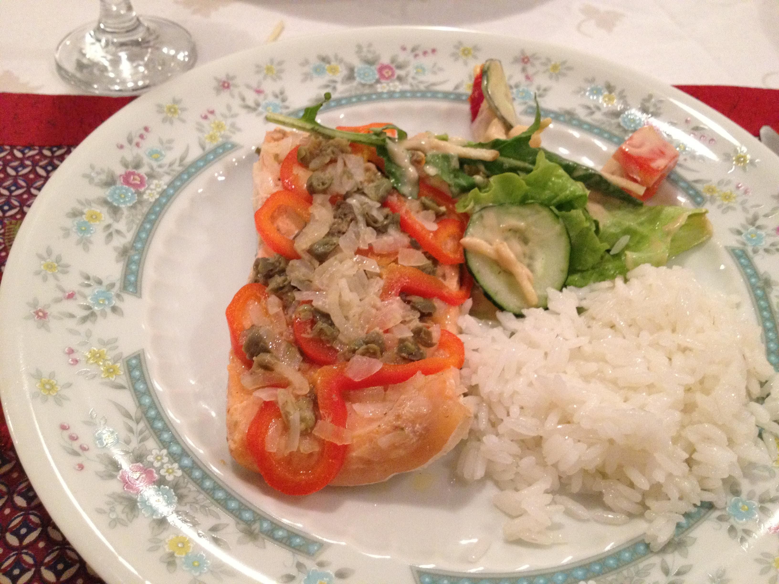 Salmão com pimentão vermelho, cebola e alcaparras assado