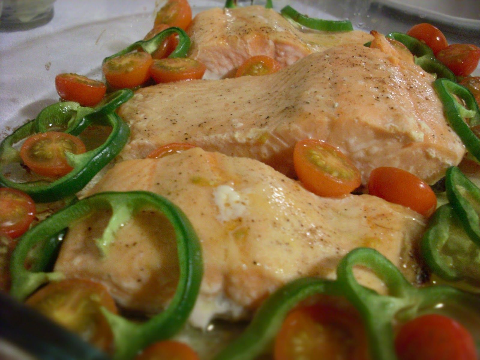 Salmão com tomate-cereja e pimentão