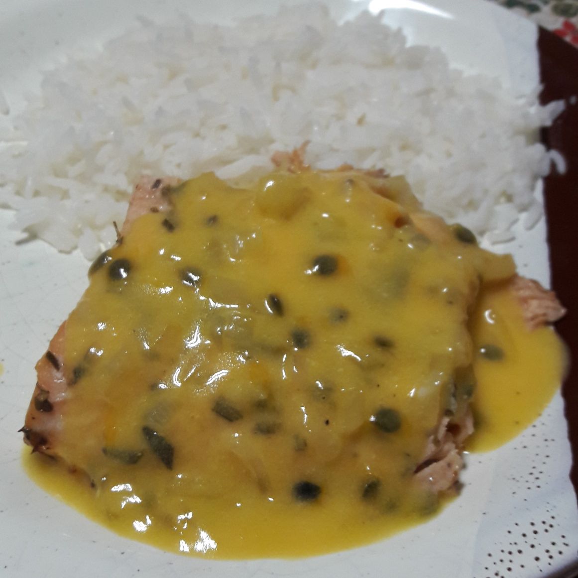 Salmão no forno com calda de maracujá