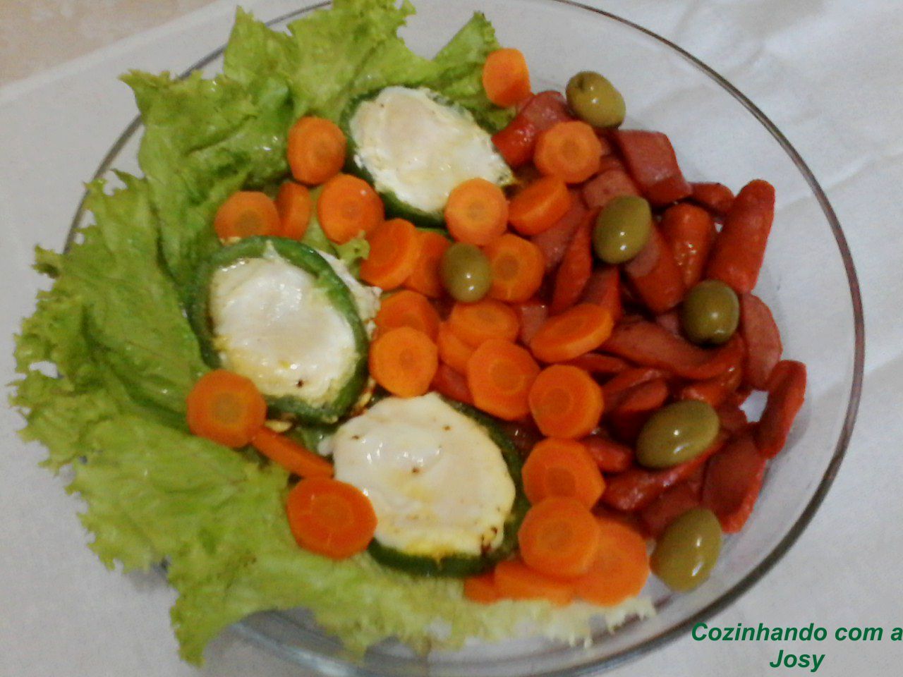 Salsicha frita com ovos (fritos no pimentão)