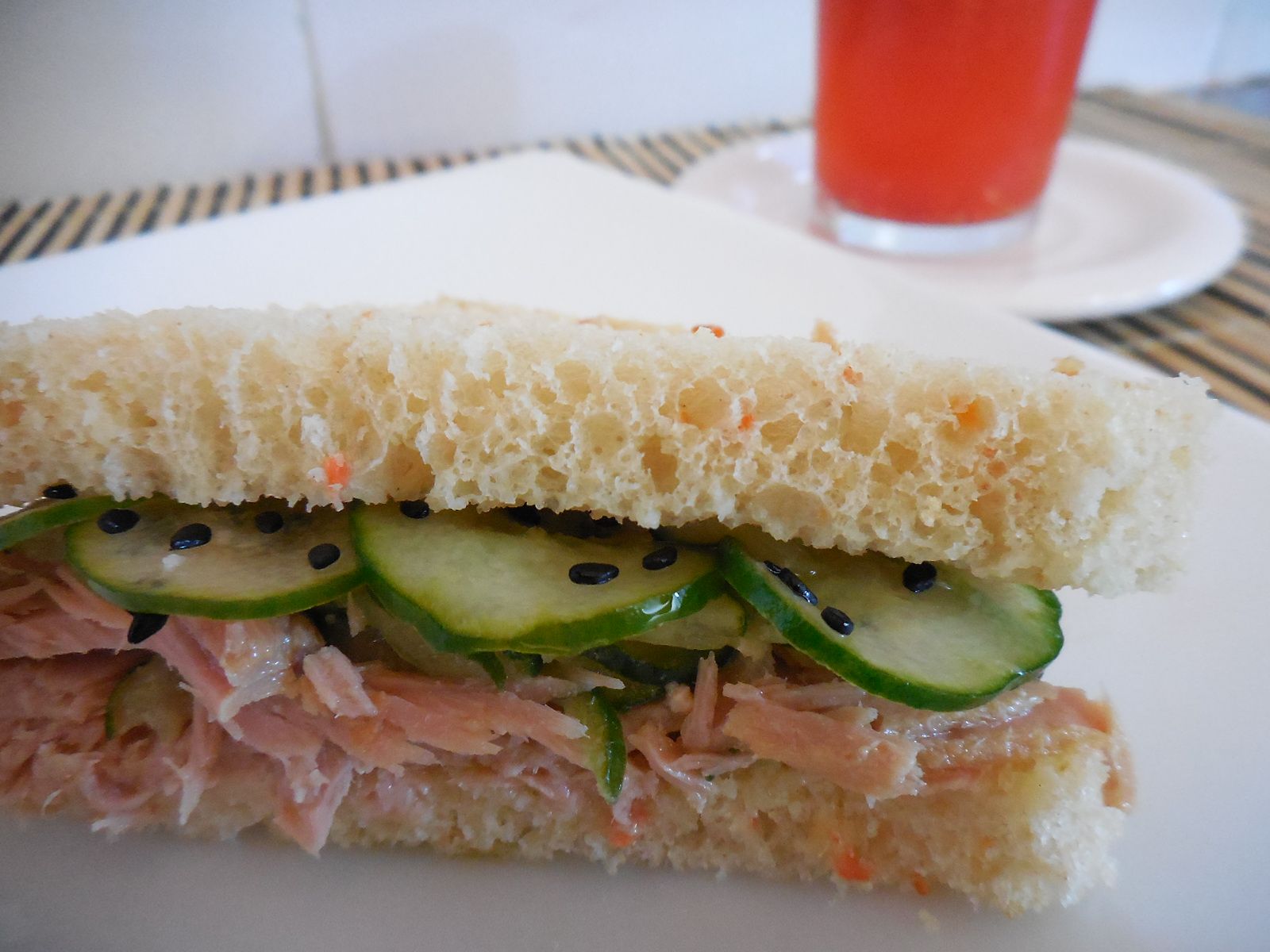 Sanduíche de filé de atum e salada de pepino (sunomono)