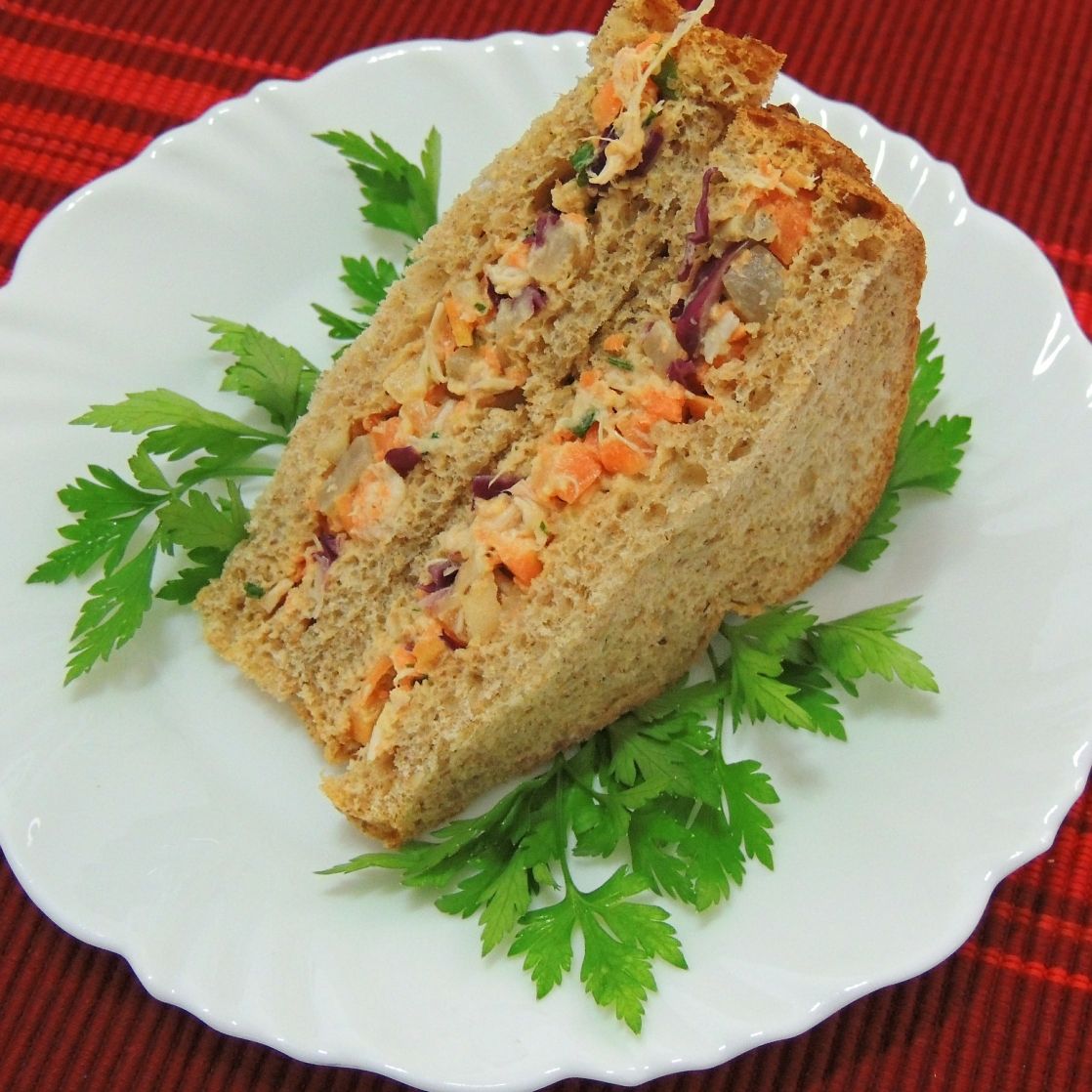 Sanduíche de pão integral com salpicão da Abimapi