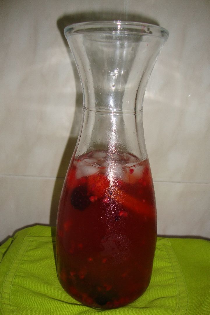 Sangria de champagne com frutos vermelhos