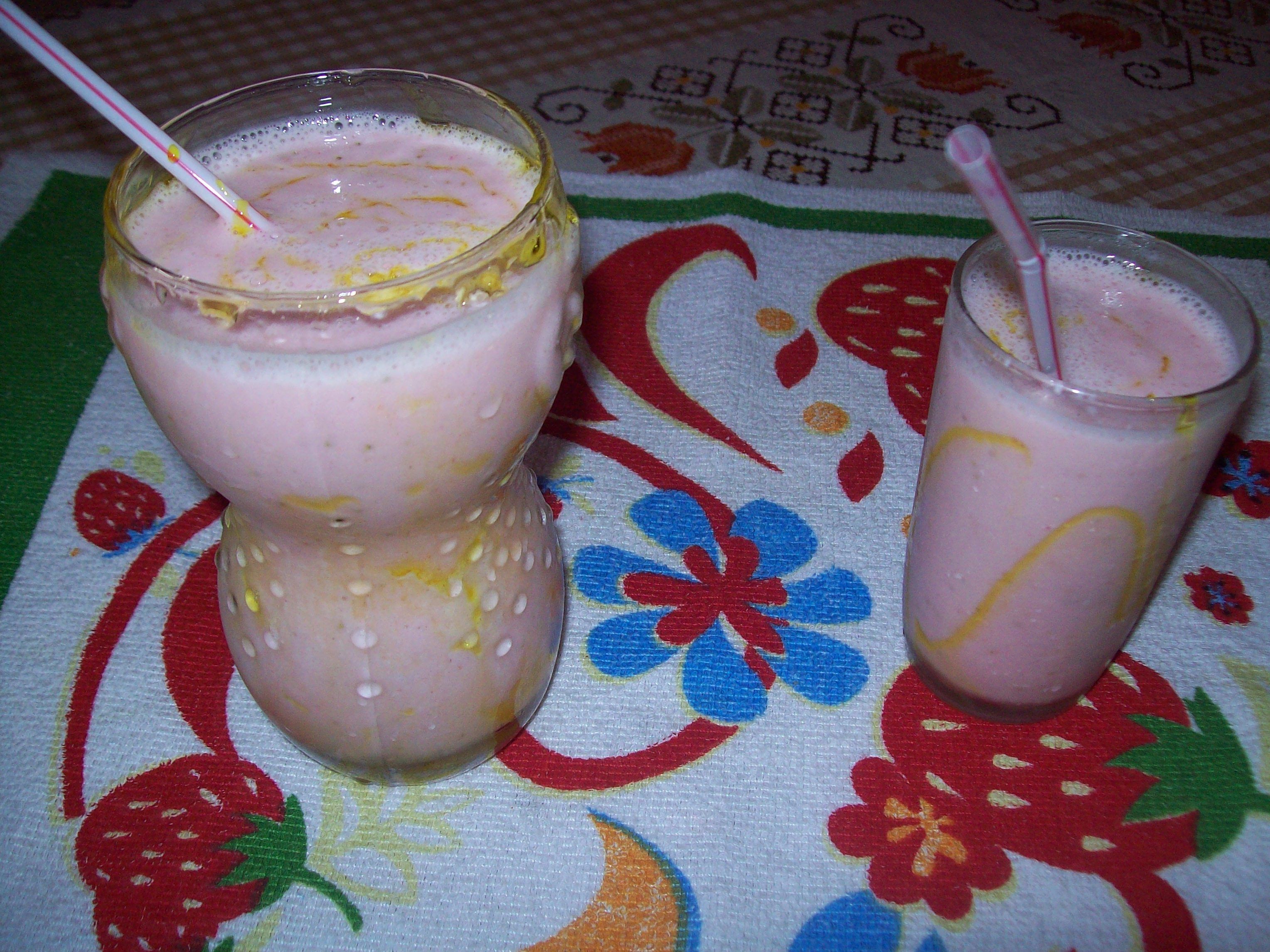 Smoothie de iogurte de coco com morango