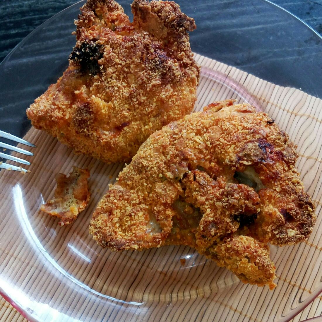 Sobrecoxa de frango empanada em tortilha chips