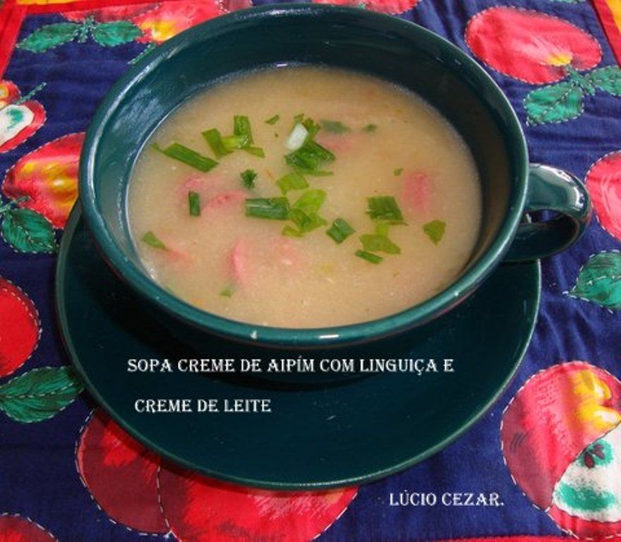 Sopa creme de aipim (mandioca) com linguiça e creme de leite