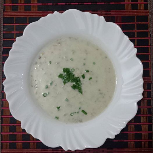 Sopa cremosa de couve em flor com carne