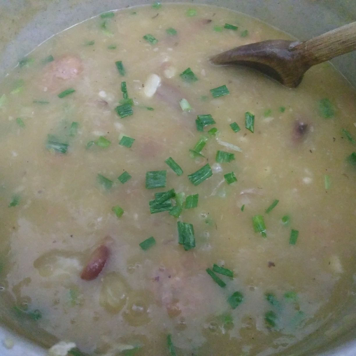 Sopa de aipim com linguicinha caseira e pinhão