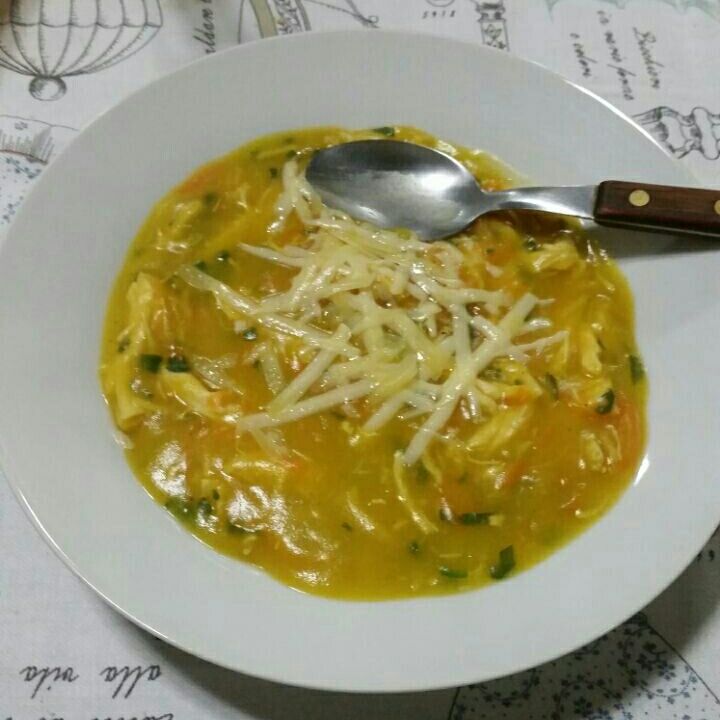 Sopa de batata baroa, frango e curry