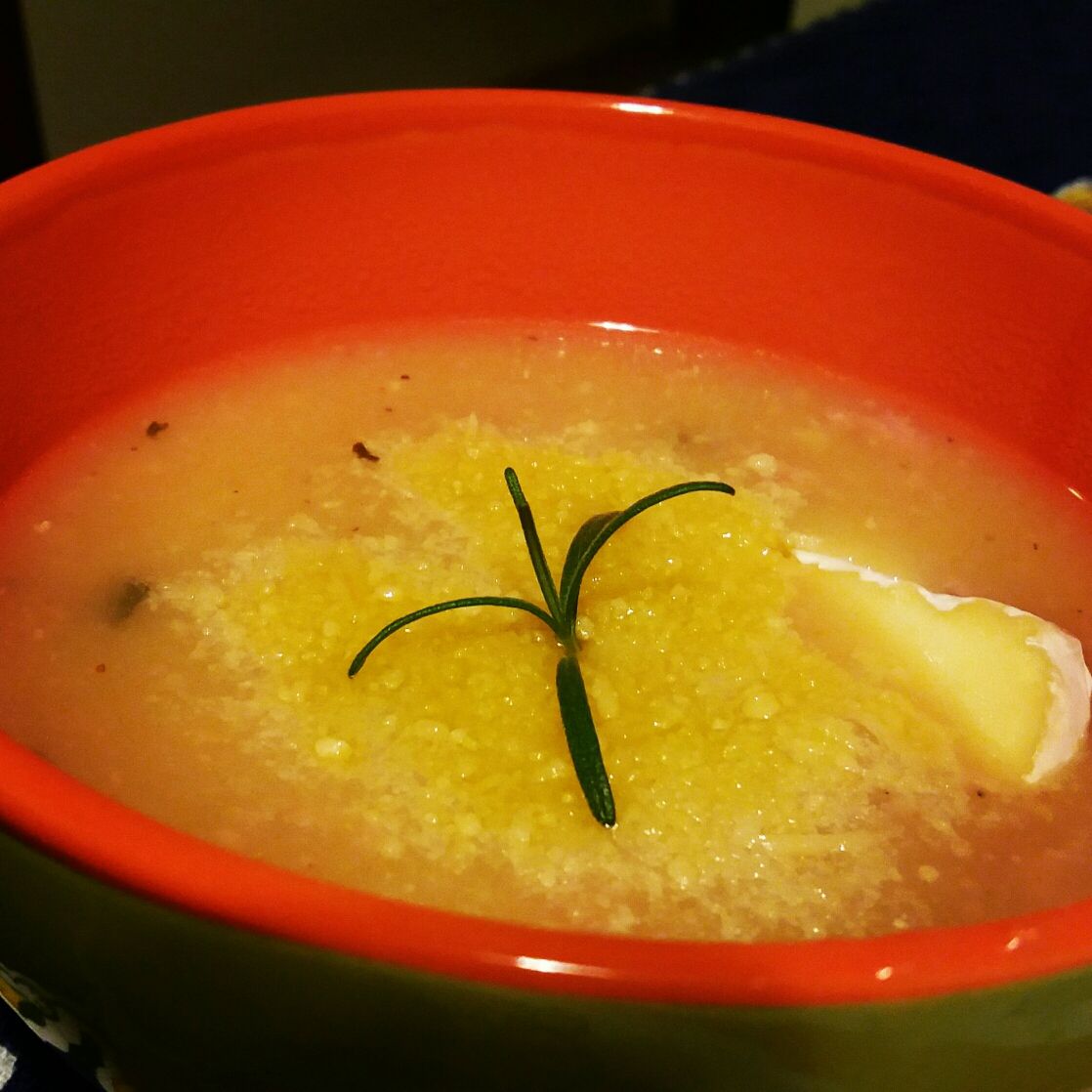 Sopa de batata com linguiça mista e queijo brie