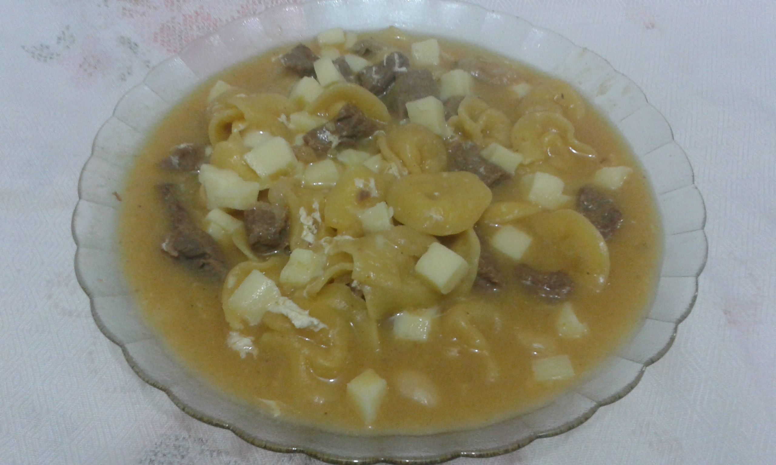 Sopa de capeletti de queijo com carne