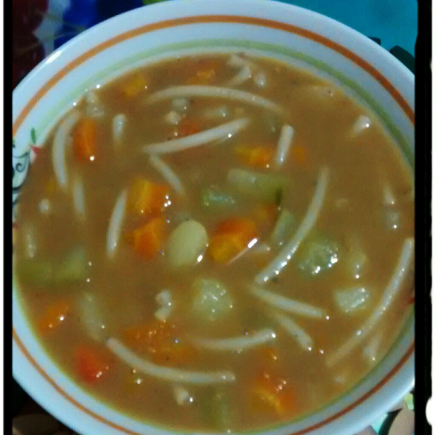 Sopa de carne com feijão e legumes