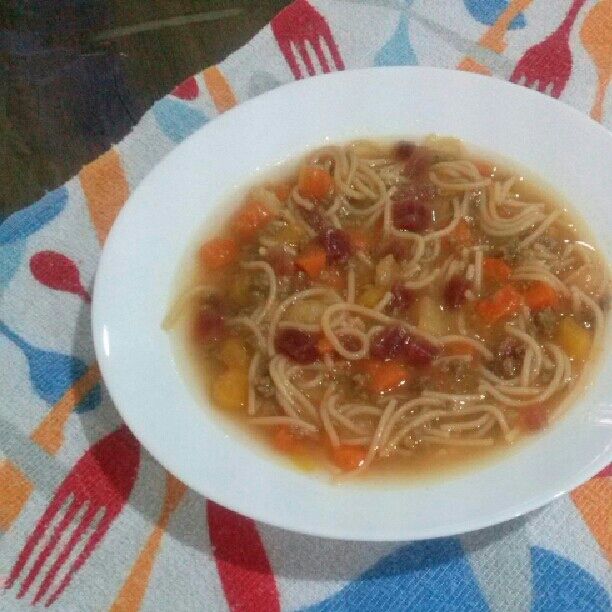 Sopa de carne moída com legumes beterraba e mandioquinha