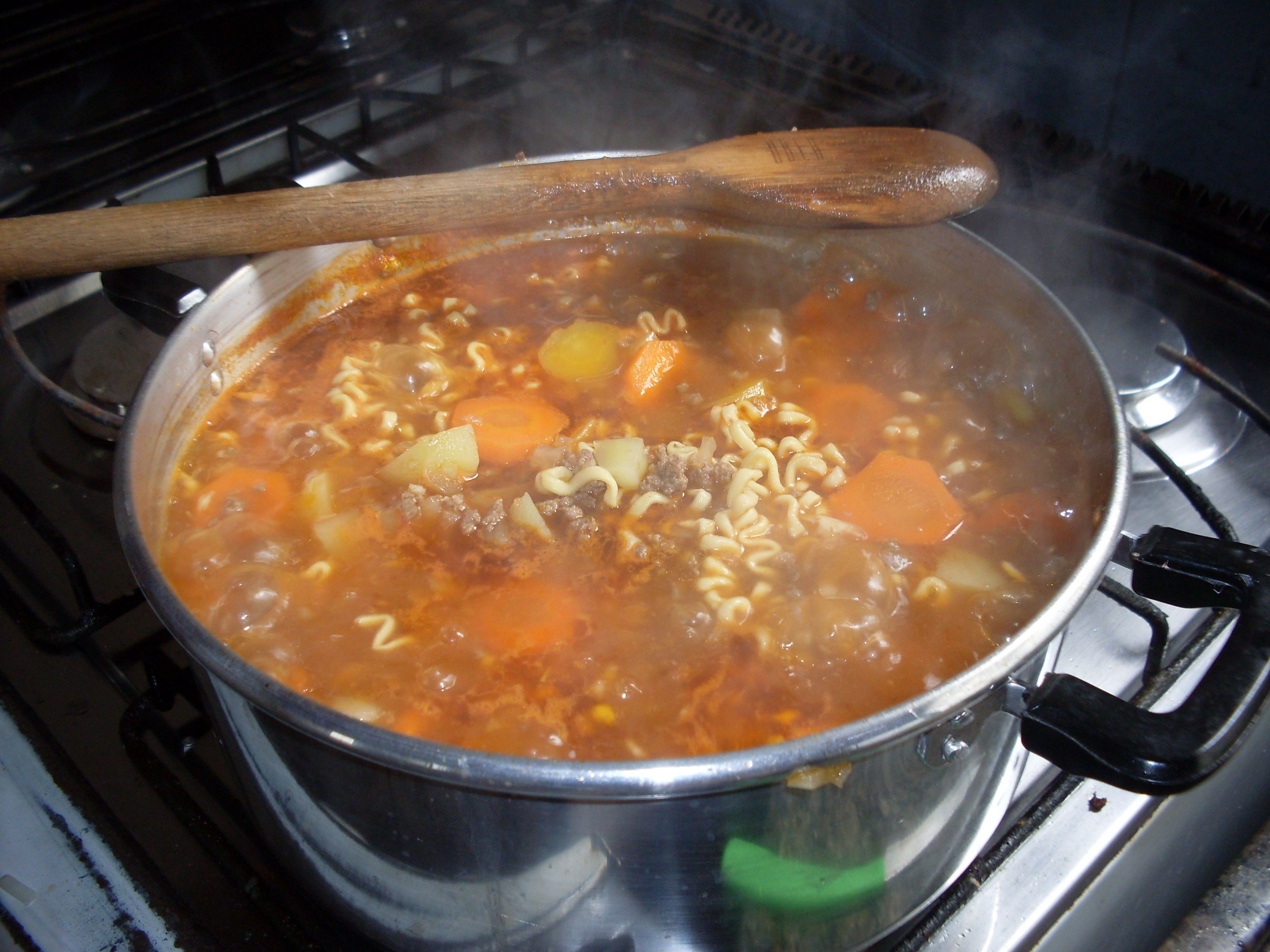 Sopa de carne moída e legumes