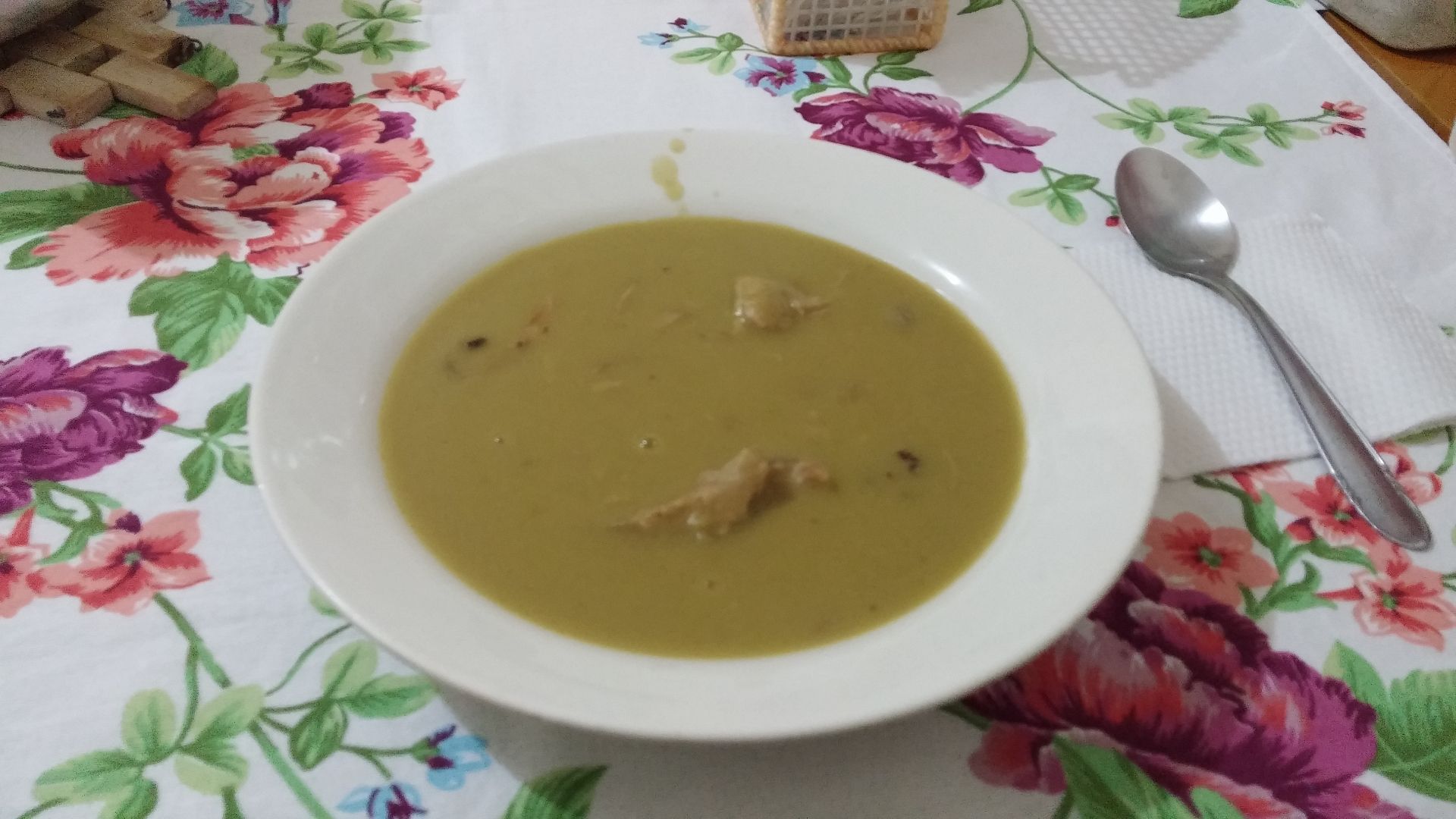 Sopa de ervilha com sobras de costelinha de porco