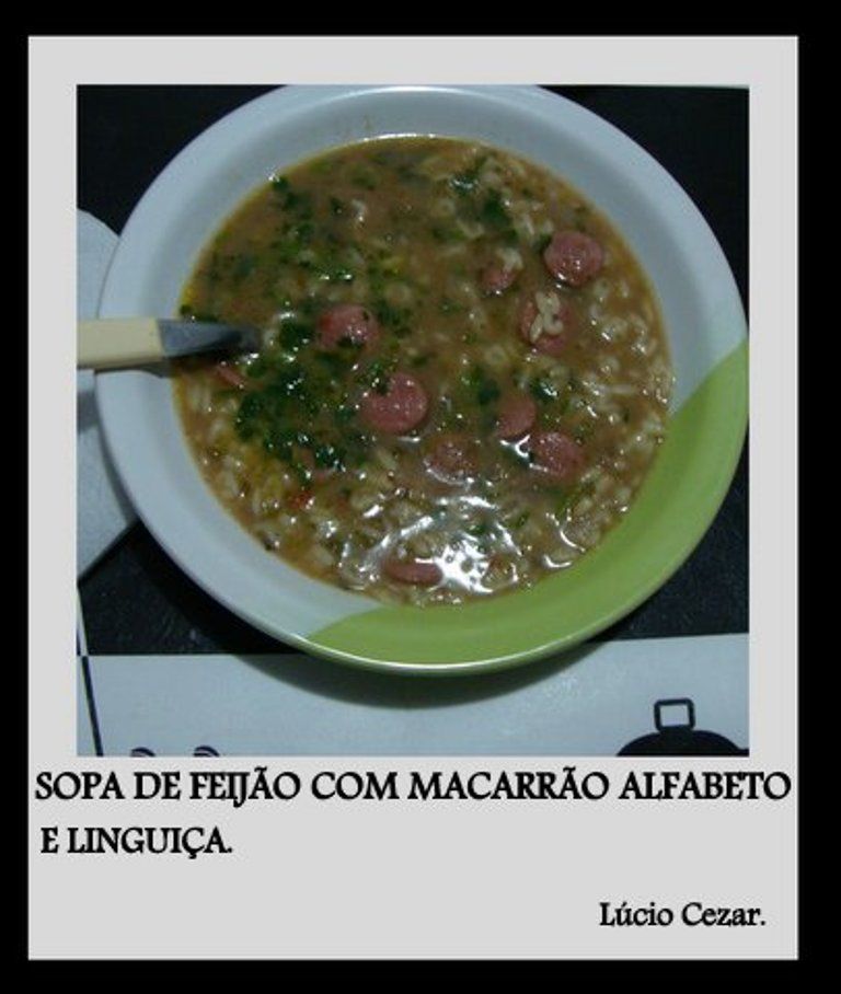 Sopa de feijão com macarrão de letrinhas e linguiça