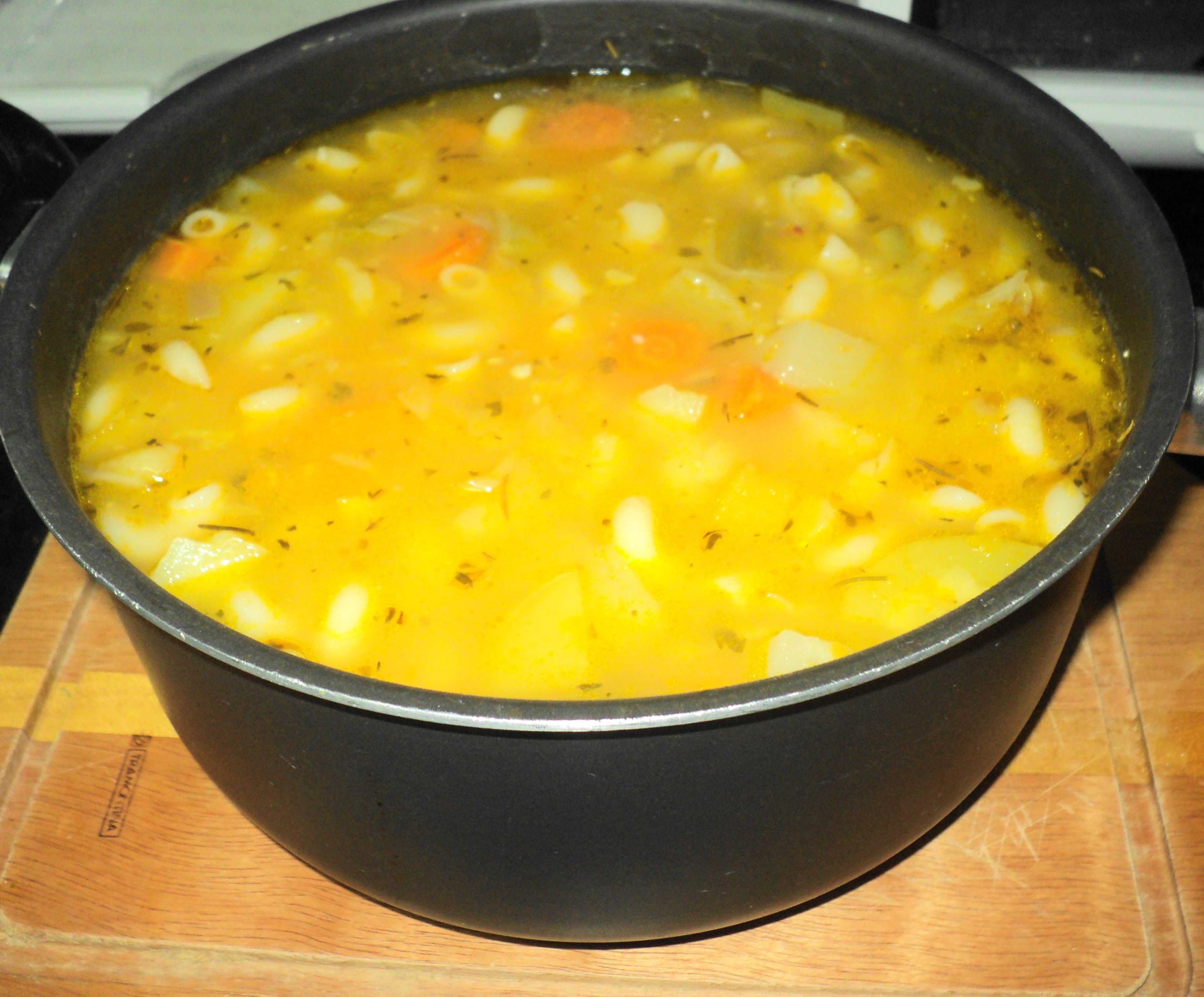 Sopa de legumes com carne e macarrão