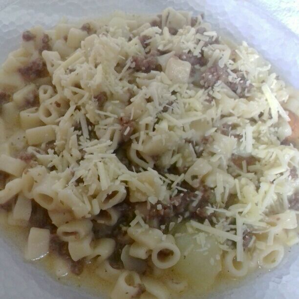 Sopa de macarrão com carne moída e legumes