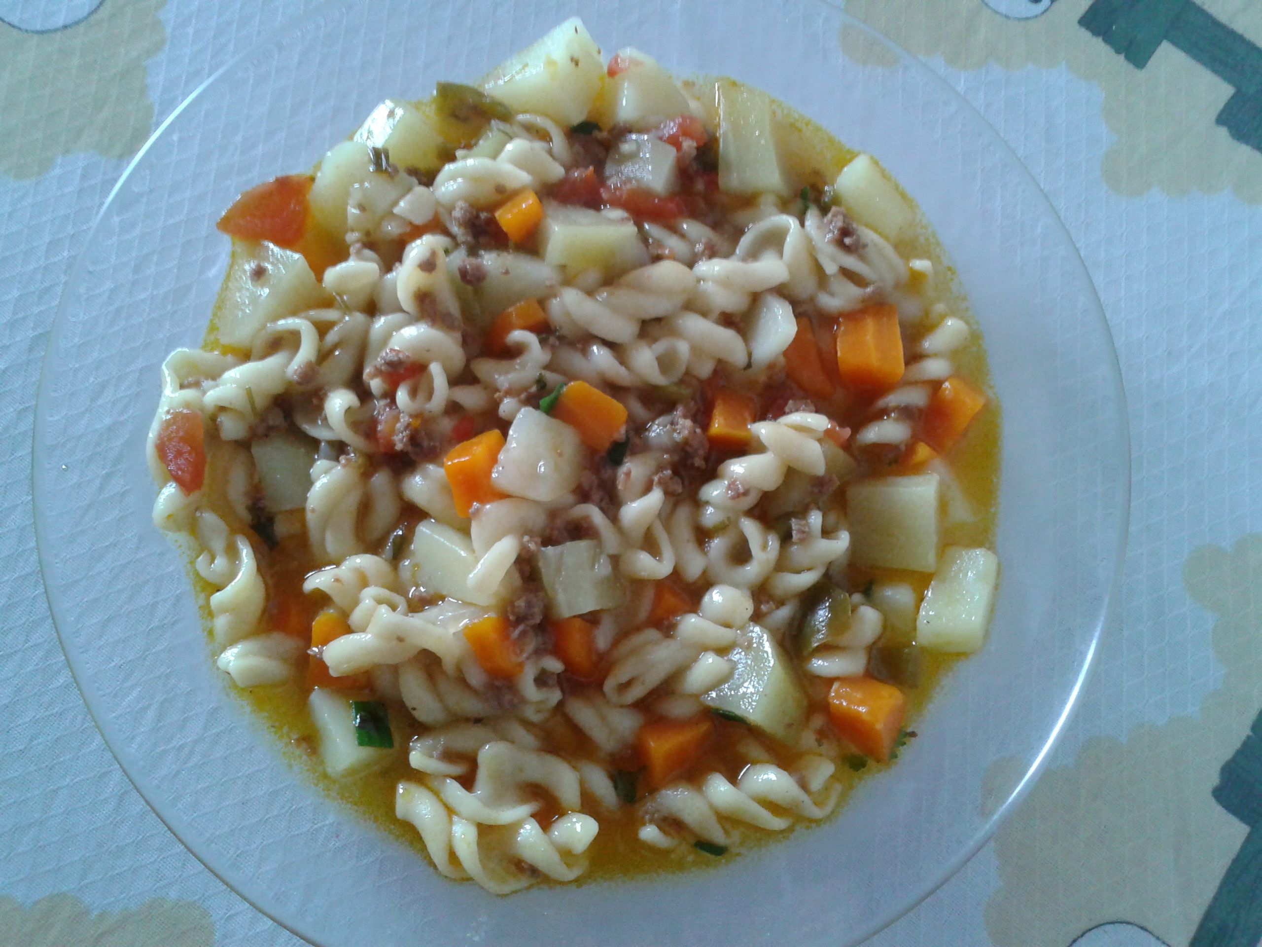 Sopa de macarrão com carne moída