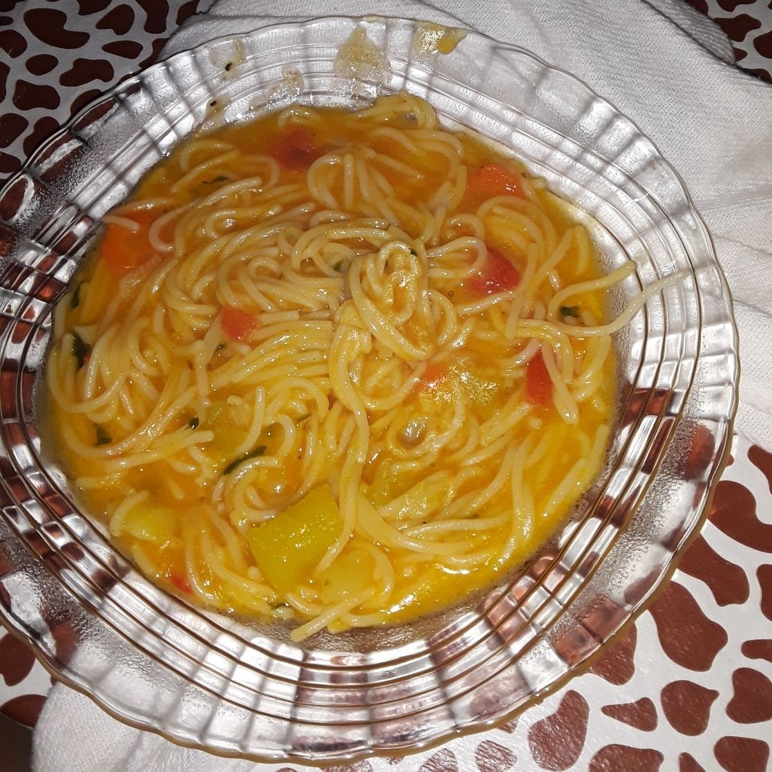 Sopa de macarrão com legumes