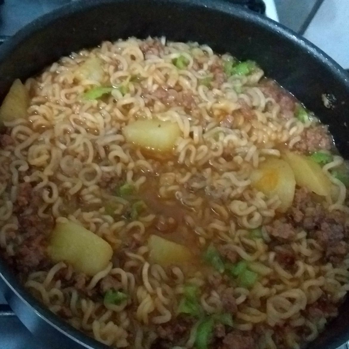 Sopa de miojo com carne moída