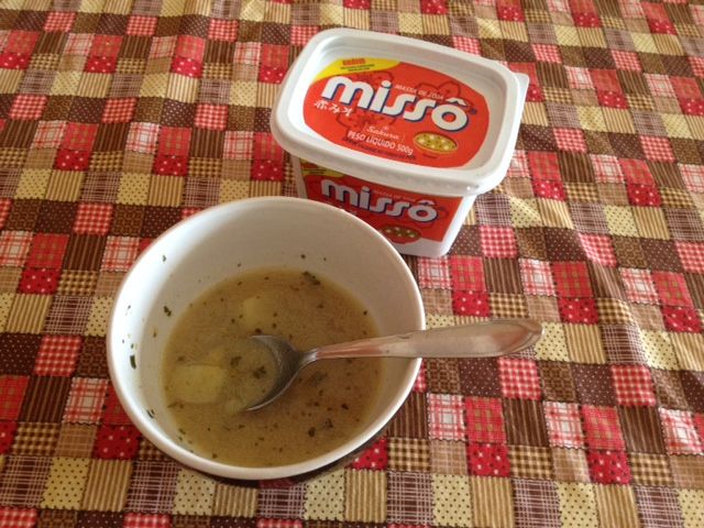 Sopa de missô com cebola e batata