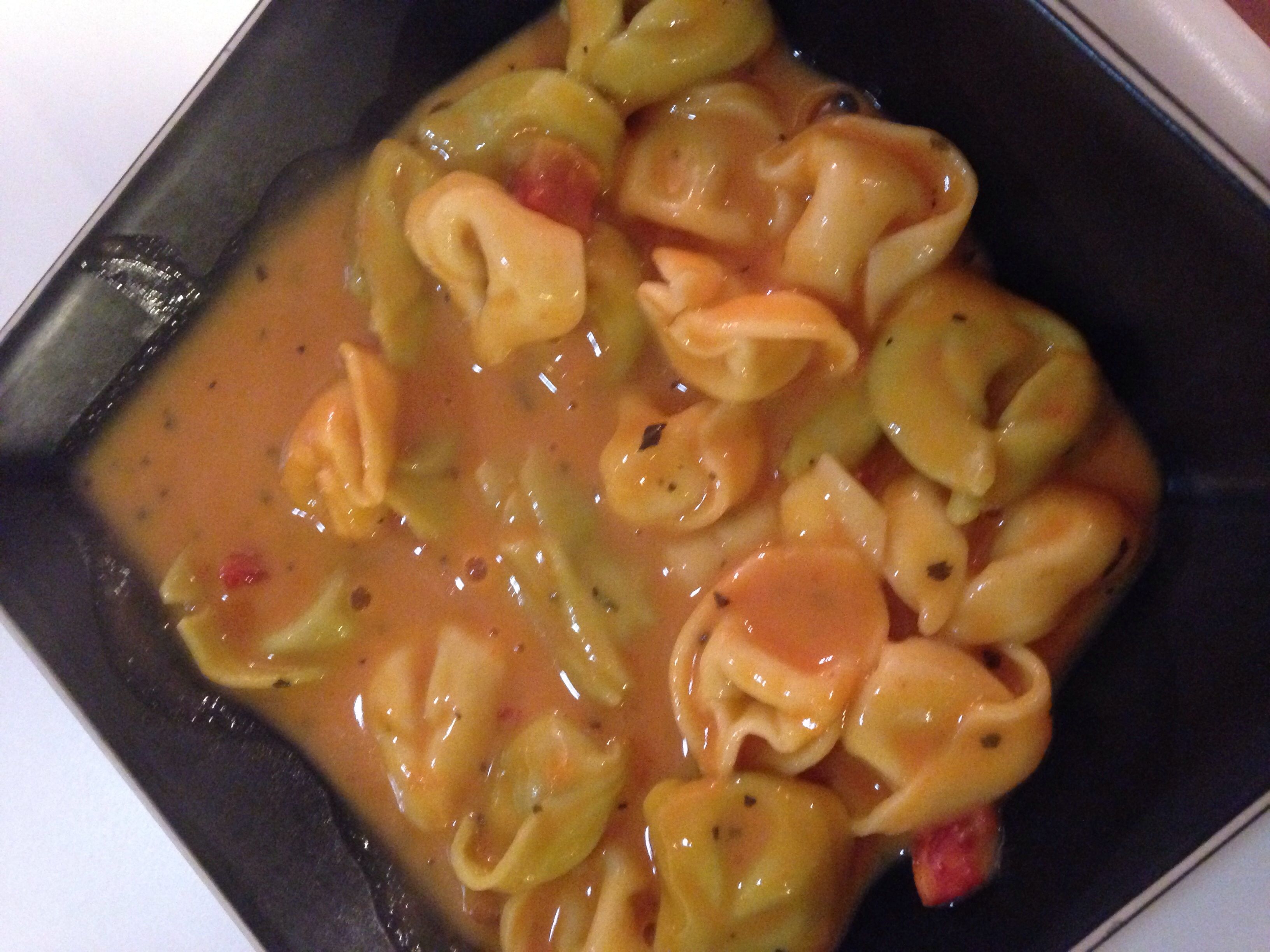 Sopa de tomate com tortellini