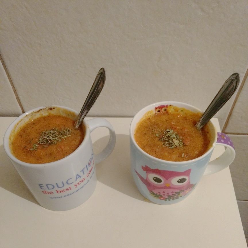 Sopa de tomate na caneca